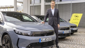 Florian Huettl mit dem neuen Opel Corsa