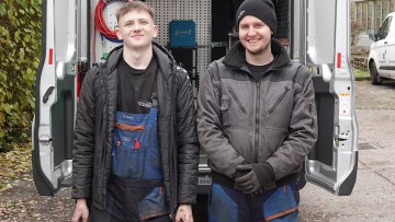 Kevin Mack (l.) und Alexander Krstevski fahren für Auto Eder Kolbermoor mit dem umgebauten Transit als Werkstattteam zu den Fuhrparkkunden