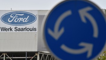 Kreisverkehr-Zeichen vor dem Ford-Werk Saarlouis