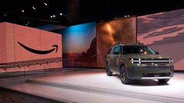 Ein Hyundai Santa Fe steht vor einem Amazon-Logo auf der Automesse in Los Angeles