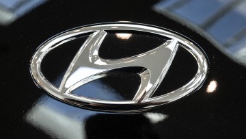 Das Logo des koreanischen Autoherstellers Hyundai, fotografiert auf einem Fahrzeug im Showroom der Unternehmenszentrale in Offenbach.