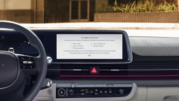 Ein Software-Update wird im Display eines Hyundai angezeigt.