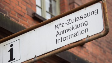 Hinweisschild einer Kfz-Zulassungstelle in Berlin