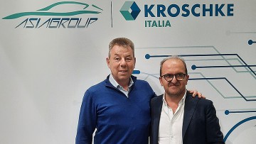 V.l.n.r.: Dirk Dückershoff, Head of European Business Development bei der Kroschke Gruppe, und Massimiliano Farina, COO der Asia Group, auf dem gemeinsamen Stand beim "Automotive Dealer Day 2023" in Verona 
