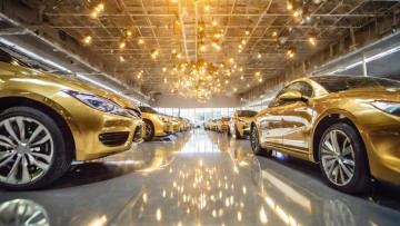 Autoshowroom mit goldenen Luxusfahrzeugen