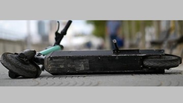 Kfz-Versicherung: E-Scoo­ter ver­ur­sa­chen hohe Schä­den