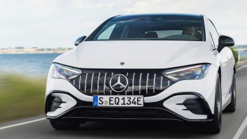 Erste Fotos und Infos: Mercedes-AMG EQE – neue Power-Limousine am Start