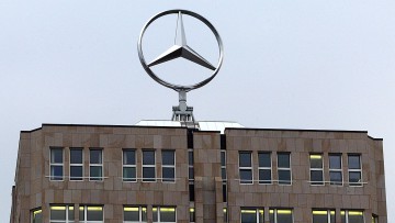 Blick auf den Mercedes-Stern auf dem Dach der ehemaligen Daimler-Zentrale in Stuttgart-Möhringen