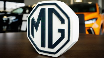 Ein MG-Logo steht in einem Autohaus der Senger Gruppe