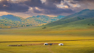 Jurten in mongolischer Steppenlandschaft