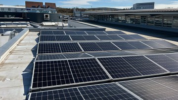 Photovoltaik-Anlage auf dem Dach eines Autohauses der Motor-Nützel Gruppe