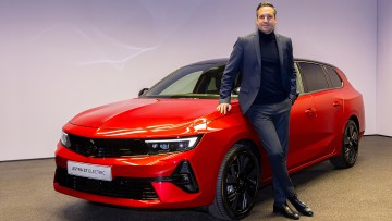 Opel-Markenchef Patrick Dinger präsentiert den neuen Elektro-"Blitz" am Stammsitzin Rüsselsheim.