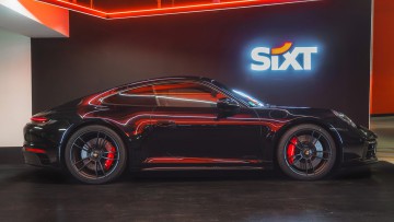 Porsche 911 in einer Sixt-Station
