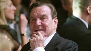 Klimadebatte: Altkanzler Schröder warnt vor Überlastung der Autoindustrie