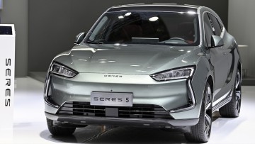 Ein Seres 5 wird auf der Brüssel Motor Show 2023 ausgestellt