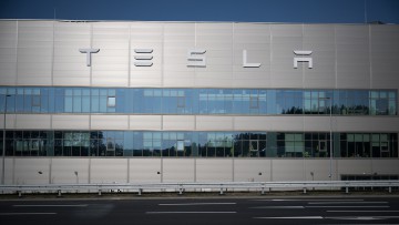 Die Tesla-Autofabrik in Grünheide, nachdem die Produktion wegen eines Stromausfalls stillsteht. Die Fabrik in Grünheide bei Berlin sei evakuiert worden, sagte eine Sprecherin.