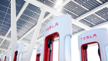 Tesla-Ladepark mit Supercharger-Stationen