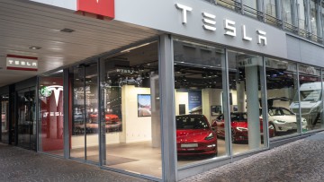 Kehrtwende bei Tesla: Mehr Läden sollen bleiben, Preise steigen