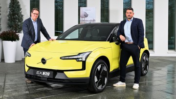 Axel Zurhausen (l.), Manager Online Sales, und Mark-Jeroen Kandybowicz, Manager B2B Performance, mit dem neuen Volvo EX30