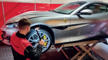 Ferrari-Experte untersucht ein Fahrzeug auf der Hebebühne