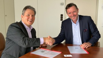 Thomas Wahl (Wahl-Group) und Axel Nordieker (Toyota Kreditbank) bei der Vertragsunterzeichnung