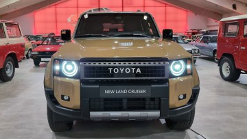 Ein neuer Toyota Land Cruiser steht in der Toyota Collection in Köln.