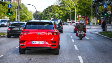 Individual E-Mobiliy Report: Jeder Zweite fährt bewusst weniger Auto 