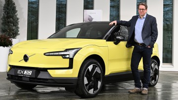  Axel Zurhausen, Manager Online Sales bei Volvo Car Deutschland, mit dem EX30