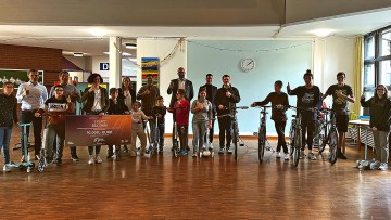Die Michaelis-Schule in Gütersloh hat von der Wellergruppe Sachspenden für pädagogisches Material wie spezielle Scooter und Fahrräder sowie eine finanzielle Zuwendung in Höhe von 10.000 Euro erhalten. 