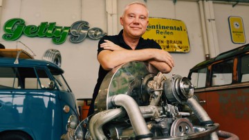 GETTYGO Gregor Knosala Leiter Kfz-Teile lehnt auf Motor und lächelt in die Kamera