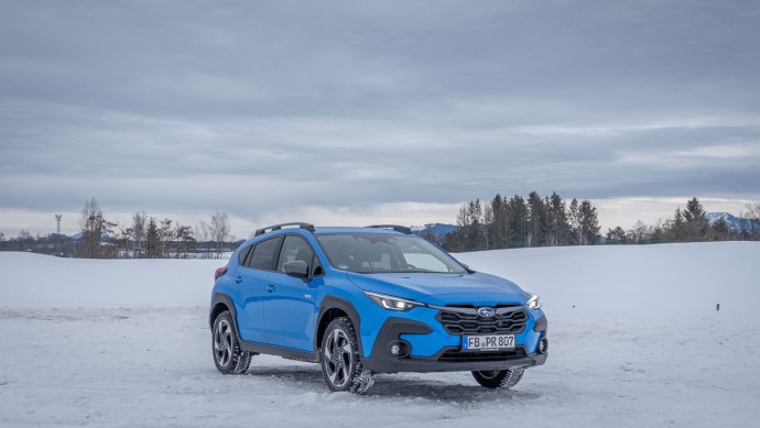 Subaru Crosstrek in Oasis Blue im Schnee schraeg von vorn fotografiert