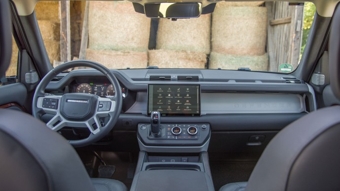 Cockpitfoto vom Land Rover Defender 2023