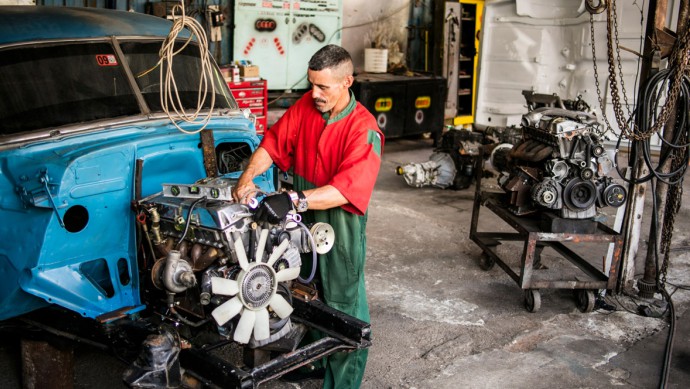 Automechaniker auf Kuba