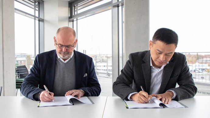 Jochen Scharf (Geschäftsführer Feser Scharf GmbH) und Richard Yuan (CEO MG Motor Deutschland) bei der Vertragsunterzeichnung. 