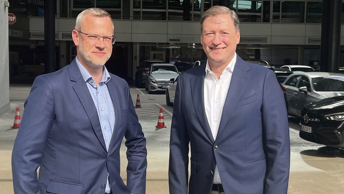 Johannes Fritz, Vorsitzender der Geschäftsleitung Mercedes-Benz Bayern, im Bild mit Matthias Knobloch (links)