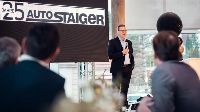 Stellantis Deutschland-Chef Lars Bialkowski beim Jubiläum von Auto-Staiger