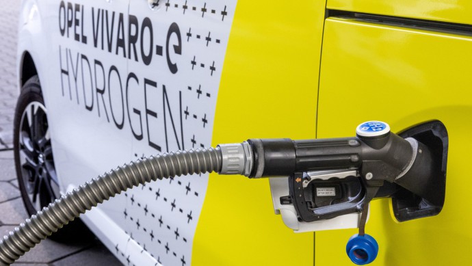 Opel Vivaro-e Hydrogen an Wasserstofftankstelle mit Zapfpistole am Anschluss