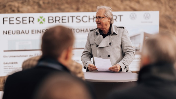 Bauherr Uwe Feser (Geschäftsführender Gesellschafter, Feser, Graf & Co. Automobil Holding GmbH) berichtet über das neue Bauvorhaben in Burgoberbach. 