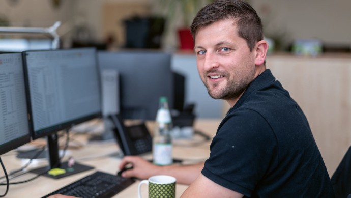 Nico Bastian, Assistent der Geschäftsführung von GETTYGO, sitzt an seinem Schreibtisch