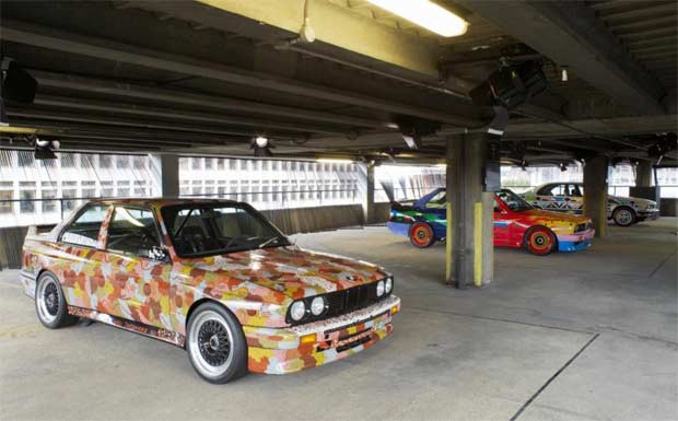 Von links: Michael Jagamara Nelson, BMW Art Car, 1989 - BMW M3 Gruppe A Rennversion, Ken Done, BMW Art Car, 1989 - BMW M3 Gruppe A Rennversion, Esther Mahlangu, BMW Art Car, 1991 - BMW 525i.