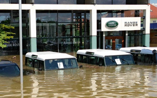 Hochwasser im Autohaus Griesbeck in Deggendorf