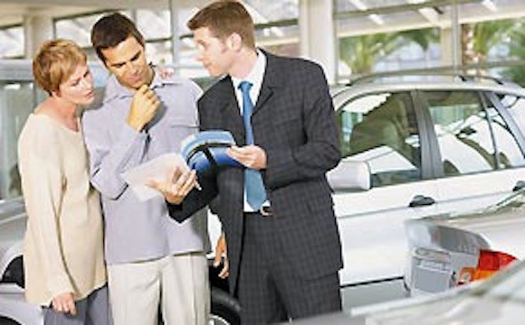 Studie Automobilbarometer 2013: Autokäufer mit Serviceleistungen locken
