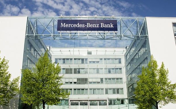 Versicherungen: Mercedes-Bank mit neuen Angeboten