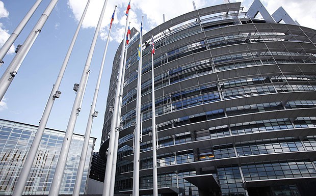 Beschluss: Das Europäische Parlament in Straßburg hat kürzere Prüfintervalle für Alt-Pkw abgelehnt.