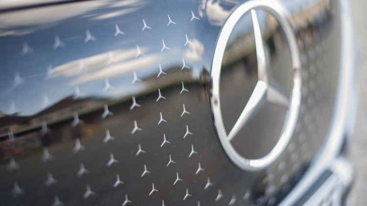 Detailfoto des Kühlergrills vom Mercedes EQE SUV mit Mercedes-Sternen