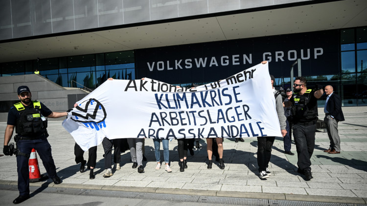Protestaktion vor der Vollversammlung der Volkswagen AG - Hauptversammlung 2023. 
