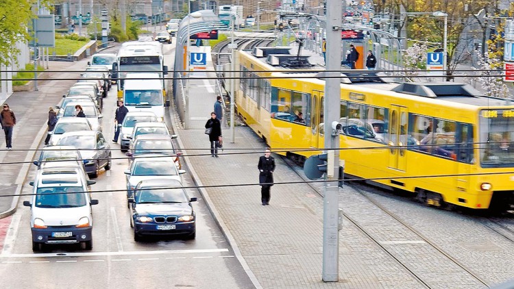 Neu: DEKRA präsentiert Verkehrssicherheitsreport 2014