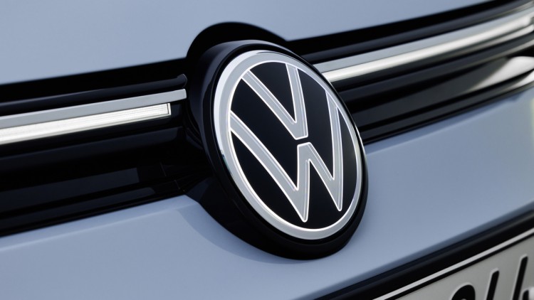 Beleuchtetes VW-Logo an der Front des VW Golf 2024