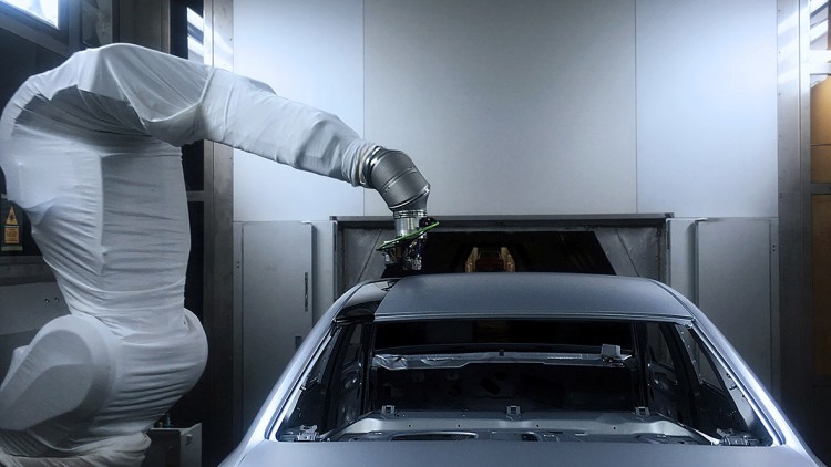 Zwei Farbtöne in einem Durchgang: Audi probt das oversprayfreie Lackieren