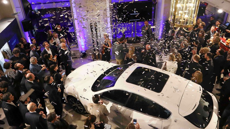 Maserati eröffnet City-Showroom in München: Viele Promis und ein Padre